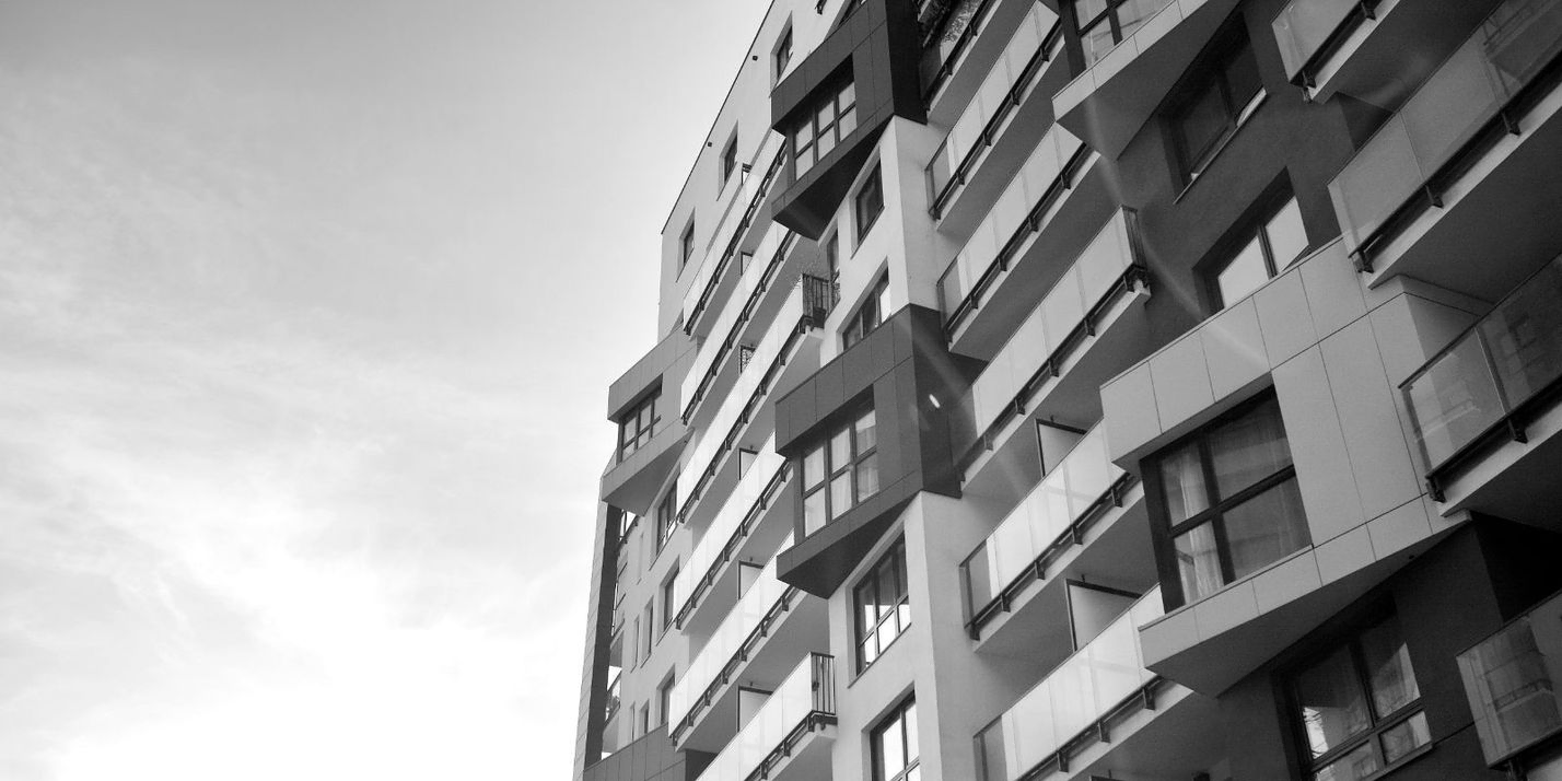 Edificio en blanco y negro